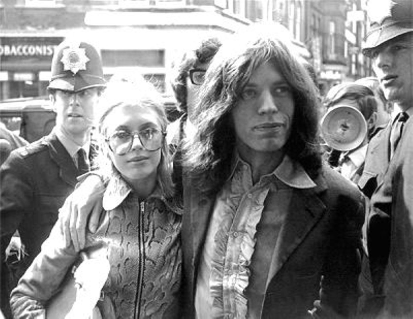 Eine Spur härter, aber kaum weniger erfolgreich als die Beatles waren die Rolling Stones, die immer wieder mit Skandalen auf sich aufmerksam machten. Das Foto aus dem Jahr 1969 zeigt Sänger Mick Jagger mit seiner Freundin Marianne Faithfull auf dem Weg zu einem Londoner Gericht, wo sie sich wegen Cannabis-Besitz verantworten mussten