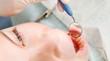 Zahnersatz-Zusatzversicherung    Brücken, Kronen, Implantate: Bei wem es im Gebiss bröckelt, für den wird es richtig teuer. Die gesetzlichen Kassen übernehmen nur noch maximal 65 Prozent der Kosten - die locker vierstellig werden können. Schon lange haben sich deshalb Zusatzversicherungen für Zahnersatz etabliert, die im Notfall einspringen. Zwischen fünf und zwanzig Euro im Monat kosten diese Versicherungen in der Regel. Verbraucherschützer halten sie für die wichtigste und lohnendste Zusatz-Absicherung