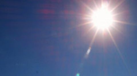 Die Sonne strahlt am tiefblauen Himmel. Sollte die globale Durchschnittstemperatur ansteigen, hätte dies fatale Folgen für die Artenvielfalt