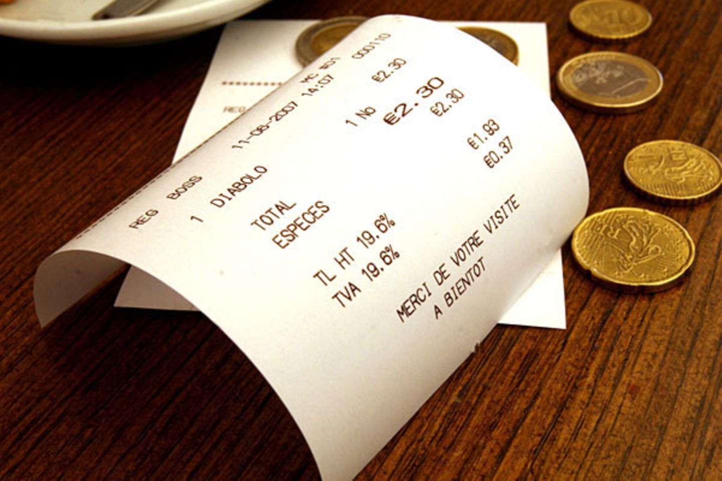 8. Seien Sie großzügig zum Personal. Trinkgeld-Knauser im Restaurant kommen nicht gut an