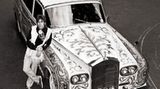 John Lennon und sein berühmter psychedelischer Rolls-Royce 1967. Der Anstrich des Wagens war damals eine Provokation für das Establishment