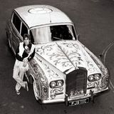John Lennon und sein berühmter psychedelischer Rolls-Royce 1967. Der Anstrich des Wagens war damals eine Provokation für das Establishment