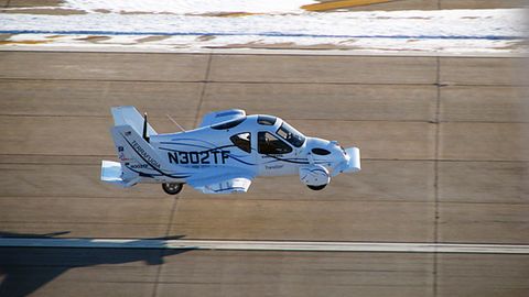 Das Konzeptfahrzeug "Transition" des US-Start-Up Terrafugia hat seinen ersten Flug erfolgreich absolviert. Das Modell ist ein zweisitziges Flugzeug, das Start und Landung auf kurzen Landebahnen beherrscht, aber auch auf normalen Straßen unterwegs sein kann
