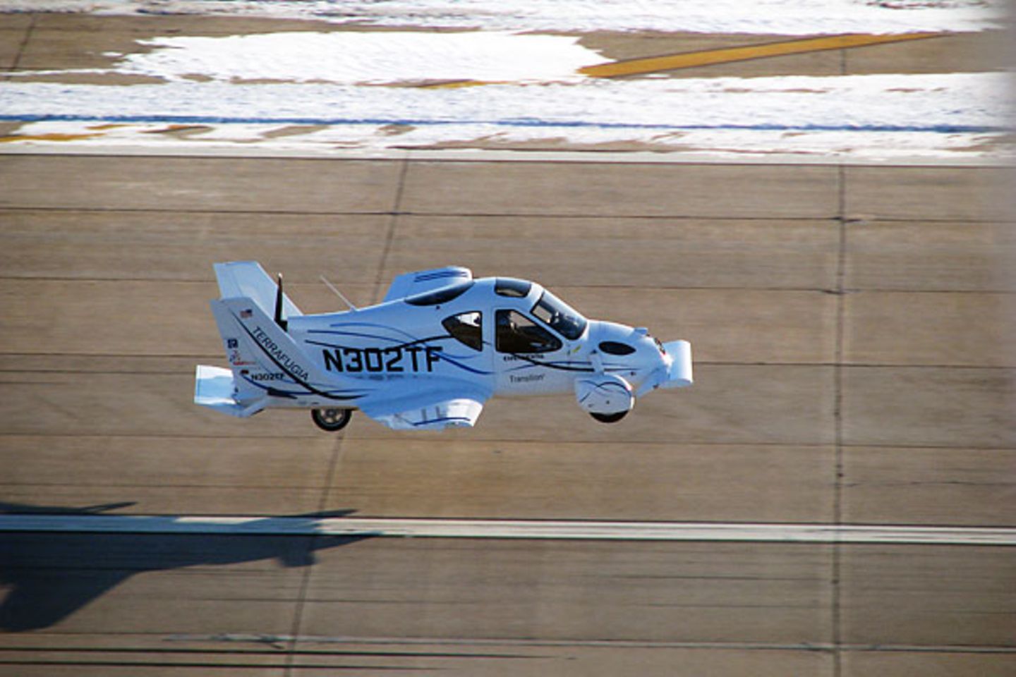 Das Konzeptfahrzeug "Transition" des US-Start-Up Terrafugia hat seinen ersten Flug erfolgreich absolviert. Das Modell ist ein zweisitziges Flugzeug, das Start und Landung auf kurzen Landebahnen beherrscht, aber auch auf normalen Straßen unterwegs sein kann