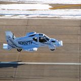 Das Konzeptfahrzeug "Transition" des US-Start-Up Terrafugia hat seinen ersten Flug erfolgreich absolviert. Das Modell ist ein zweisitziges Flugzeug, das Start und Landung auf kurzen Landebahnen beherrscht, aber auch auf normalen Straßen unterwegs sein kann