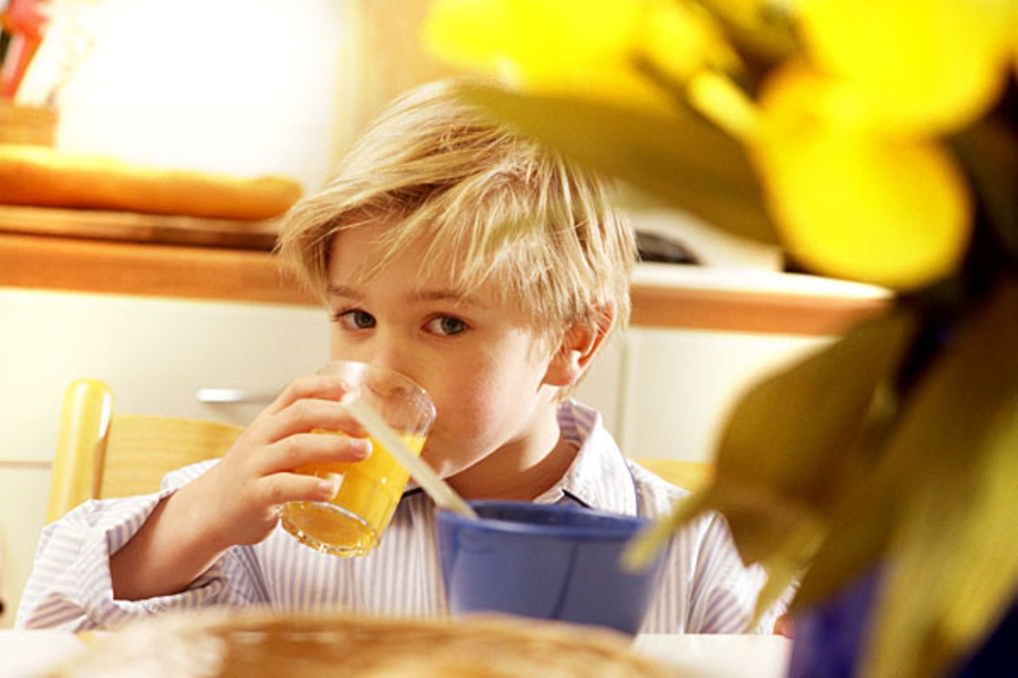 Пьет компот падеж. Ребенок пьет сок. Сок для детей. Дети пьют детский сок. Ребенок пьющий детский сок.