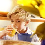 Volker W. aus Hilden sieht das ganz pragmatisch: "Säfte sollen den Durst löschen und werden deshalb in Gläsern, die mehr fassen können, serviert"