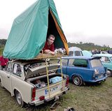 Florian Nobis aus Marienberg nahe Chemnitz, brachte am Dach seines Trabi ein Zelt an