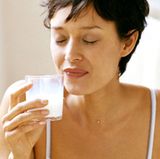 Unverzichtbar für gesunde Knochen von Mutter und Kind ist Kalzium. Essen Sie daher täglich zwei bis dreimal Milch und Milchprodukte in fettarmer Variante: Quark, Joghurt oder Käse.