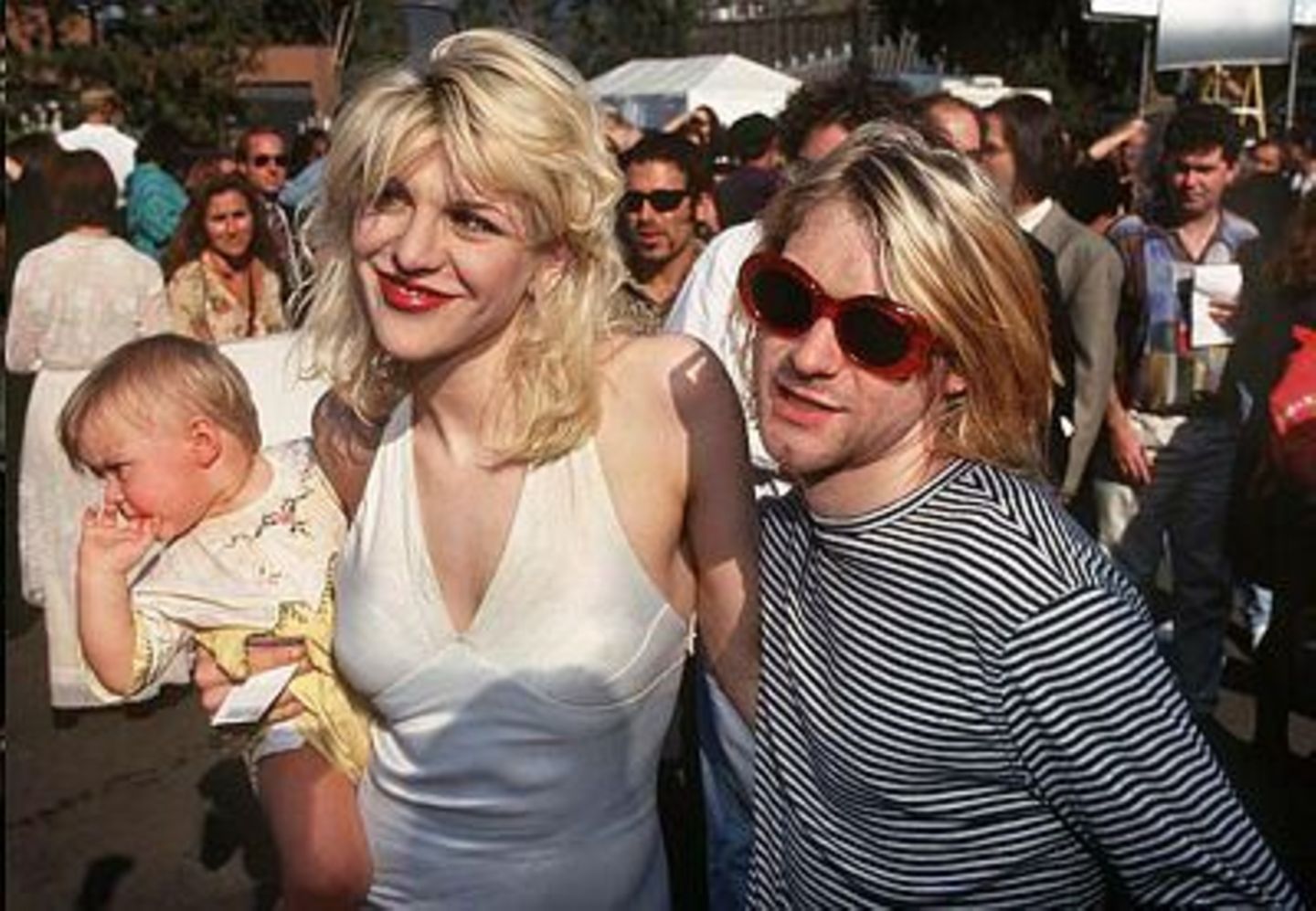 Musik: Rock-Messias: Auf einen wie ihn hatte die satte MTV-Generation gewartet: ein Rockstar, der keiner sein wollte. Kurt Cobain, Sänger von Nirvana, verband die Wut des Punk mit der Wucht von Heavy Metal und wurde so zum Erfinder von Grunge. Mit seiner Frau Courtney Love und Töchterchen Frances Bean Cobain (1993 in Los Angeles) konnte er sogar zeitweise den Anschein einer glücklichen Familie erwecken Rock-Messias: Auf einen wie ihn hatte die satte MTV-Generation gewartet: ein Rockstar, der keiner sein wollte. Kurt Cobain, Sänger von Nirvana, verband die Wut des Punk mit der Wucht von Heavy Metal und wurde so zum Erfinder von Grunge. Mit seiner Frau Courtney Love und Töchterchen Frances Bean Cobain (1993 in Los Angeles) konnte er sogar zeitweise den Anschein einer glücklichen Familie erwecken