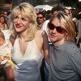Rock-Messias: Auf einen wie ihn hatte die satte MTV-Generation gewartet: ein Rockstar, der keiner sein wollte. Kurt Cobain, Sänger von Nirvana, verband die Wut des Punk mit der Wucht von Heavy Metal und wurde so zum Erfinder von Grunge. Mit seiner Frau Courtney Love und Töchterchen Frances Bean Cobain (1993 in Los Angeles) konnte er sogar zeitweise den Anschein einer glücklichen Familie erwecken