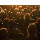 Warum vergeht die Zeit bei angenehmen Tätigkeiten schneller als bei unangenehmen?  Entscheidend scheint zu sein, ob man auf die Zeit  achtet oder durch andere, angenehme oder spannende  Tätigkeiten abgelenkt ist. Probanden, die einen  Actionfilm sahen, schätzten diese Zeitspanne deutlich  kürzer ein als solche, die währenddessen nur warten  mussten. In der Erinnerung hingegen kehrte sich  dieser Effekt um: Hier schätzen die gelangweilten  Probanden die Zeitspanne plötzlich um ein Zehntel  kürzer ein als die Filmkonsumenten