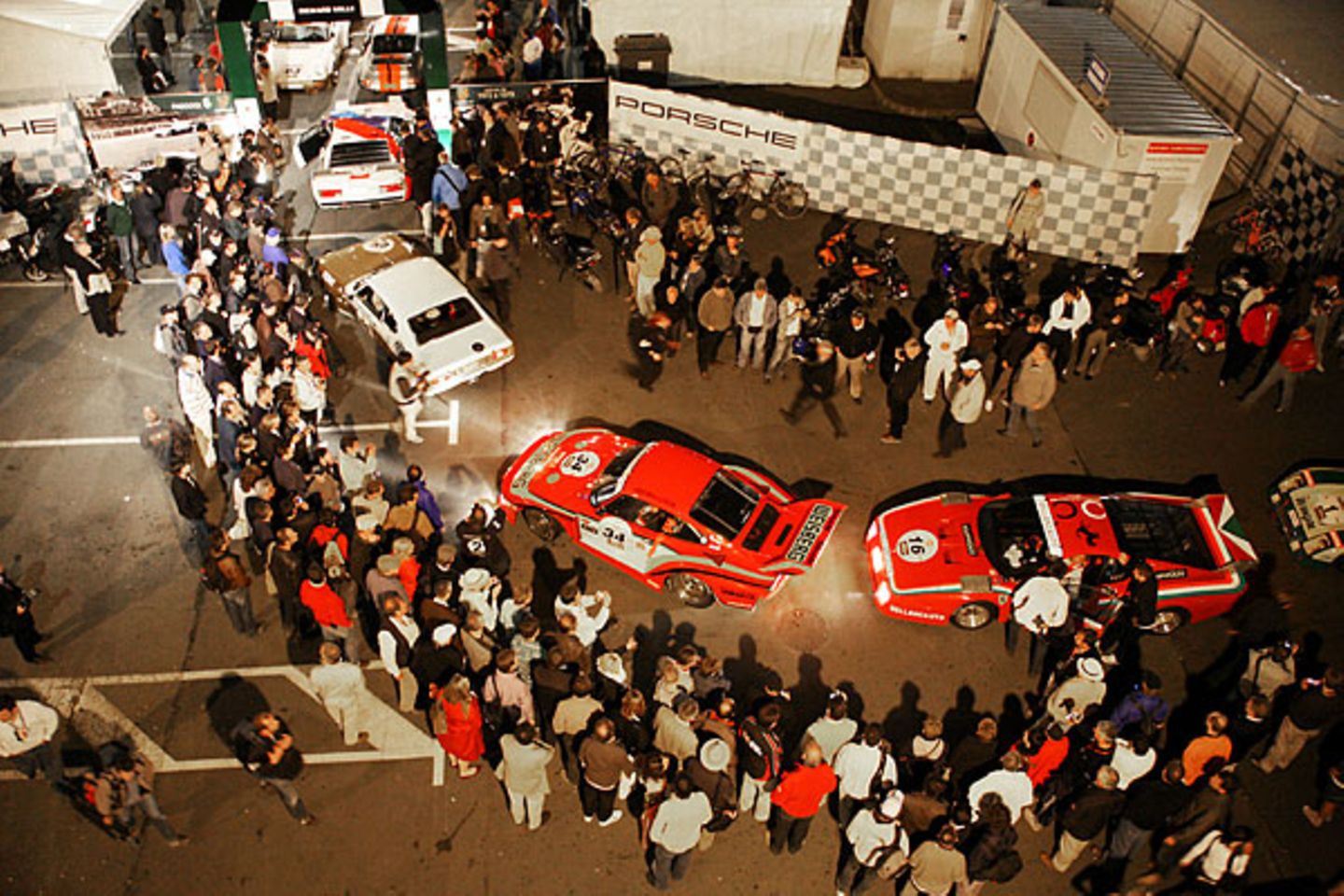 Nachdem Audi in diesem Jahr - bereits zum fünften Mal in Folge - die "richtigen" 24-Stunden von Le Mans gewonnen hat, konnte sich Porsche im Jubiläumsjahr immerhin über Siege in drei Starfeldern bei den "Classics" freuen - und sind damit die erfolgreichste Marke des Wochenendes