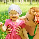 Ihr Sprössling will auf den Arm? Gehen Sie in die Knie, um das Kind hochzuheben. So nutzen Sie die Kraft Ihrer Beinmuskeln und entlasten Ihr Kreuz. Achten Sie darauf, dass dabei Ihr Rücken gerade bleibt.