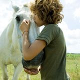 Der Geruchssinn spielt eine wichtige Rolle dabei, ob es tatsächlich zu einem Kuss kommt. "Wir lassen nur in unseren Dunstkreis, wer uns geruchlich gefällt", fasst Ebberfeld es zusammen