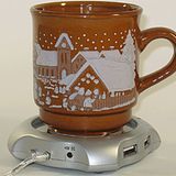 ... und sieht die Präsentation der neuesten USB-Kaffeewarmhalteplatte. Mit integriertem 4xUSB-Hub.  Während Frau Müller-Wachtendonk ungläubig auf den Bildschirm starrt, schaltet sich ihr Laptop einfach ab. Die ganzen angeschlossenen USB-Geräte haben die Akkus völlig leergesaugt.  Preis: 12,95 Euro