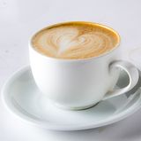 Homogenisiert ist heute fast jede Milch. Die Fettkügelchen werden unter Druck durch haarfeine Düsen gepresst und teilen sich in klitzekleine Tröpfchen. So kann sich der Rahm nicht oben auf der Milch absetzen und Schlieren auf Kaffee oder Kakao bilden