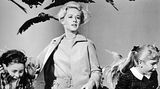 "Die Vögel" war ihr erster gemeinsamer Film. Doch die Dreharbeiten waren für Hedren qualvoll: In einer Szene gegen Ende des Films sollte sie in einen Raum gehen, der vollbesetzt war mit Vögeln. Man hatte Hedren versichert, es werde nur mit künstlichen Vögeln gedreht. Doch es kam anders: Zwei Männer in Schutzanzügen schleuderten lebendige Vögel in ihre Richtung. Diese Szene wurde eine ganze Woche lang gedreht. Immer wieder hackten Vögel nach ihr. Ein Vogel verfehlte ihr linkes Auge nur knapp und verpasste ihr eine tiefe Fleischwunde. Danach erlitt sie einen Nervenzusammenbruch und wurde eine Woche krankgeschrieben
