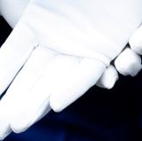 Tragen Sie nachts dünne Baumwollhandschuhe. Im Schlaf merken Sie oft nicht, dass Sie Ihre Haut malträtieren