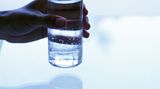 Butzmann aus Berlin denkt an seine Mitmenschen: "Man trinkt Wasser und Säfte aus Gläsern, um die Qualität des Getränks besser prüfen zu können. Heißgetränke sind schon erhitzt und damit sterilisiert worden, also nicht so riskant wie etwa unabgekochtes Wasser." Es sei höflich gegenüber Fremden, wenn diese sich durch das Glas selbst davon überzeugen könnten