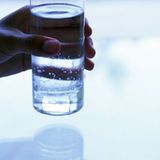 Butzmann aus Berlin denkt an seine Mitmenschen: "Man trinkt Wasser und Säfte aus Gläsern, um die Qualität des Getränks besser prüfen zu können. Heißgetränke sind schon erhitzt und damit sterilisiert worden, also nicht so riskant wie etwa unabgekochtes Wasser." Es sei höflich gegenüber Fremden, wenn diese sich durch das Glas selbst davon überzeugen könnten