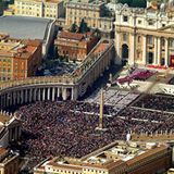 Papst Johannes Paul II.    Jahrelang hatte die globale Öffentlichkeit Papst Johannes Paul II. auf seinem langen Leidensweg begleitet, und so sorgte die Nachricht von seinem Tod am 2. April 2005 weltweit für Trauer. Schon kurz nach der Todesnachricht setzte eine große Pilgerbewegung nach Rom ein, wo am Abend des 4. April der Leichnam aufgebahrt wurde. Gleich am ersten Tag nahm eine halbe Million Menschen von dem verstorbenen Papst Abschied. Der Totenmesse am 8. April auf dem Petersplatz wohnten mehr als drei Millionen Pilger bei, 200 Staats- und Regierungschefs sowie geistliche Vertreter verschiedener Religionen waren gekommen. Insgesamt dürfte es eine der größten Beisetzungszeremonien in der Geschichte des Christentums gewesen sein.   Beigesetzt wurde Johannes Paul II. schließlich unter Ausschluss der Öffentlichkeit in der Papstgruft des Petersdoms