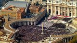 Papst Johannes Paul II.    Jahrelang hatte die globale Öffentlichkeit Papst Johannes Paul II. auf seinem langen Leidensweg begleitet, und so sorgte die Nachricht von seinem Tod am 2. April 2005 weltweit für Trauer. Schon kurz nach der Todesnachricht setzte eine große Pilgerbewegung nach Rom ein, wo am Abend des 4. April der Leichnam aufgebahrt wurde. Gleich am ersten Tag nahm eine halbe Million Menschen von dem verstorbenen Papst Abschied. Der Totenmesse am 8. April auf dem Petersplatz wohnten mehr als drei Millionen Pilger bei, 200 Staats- und Regierungschefs sowie geistliche Vertreter verschiedener Religionen waren gekommen. Insgesamt dürfte es eine der größten Beisetzungszeremonien in der Geschichte des Christentums gewesen sein.   Beigesetzt wurde Johannes Paul II. schließlich unter Ausschluss der Öffentlichkeit in der Papstgruft des Petersdoms
