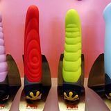 Paulchen    Vielleicht wird diese Partner-Sache überschätzt: Jede fünfte Frau hierzulande besitzt einen Vibrator, bei den 35- bis 55-Jährigen sogar fast jede zweite. Ein echter Top-Seller ist laut "Spiegel" ein raupenähnlicher Dildo mit Knollennase und lustigen Äuglein, der auf den Namen "Paulchen" hört. Verdächtig: Wenn Männer einen Vibrator (Normalgröße zwischen 17 und 21 Zentimeter) als Geschenk für ihre Partnerin kaufen, entscheiden sie sich zumeist instinktiv für eines der kleineren Modelle