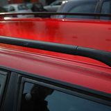 Der direkte Vergleich bringt es an den Tag: Die Dachholme zeigen sich noch im Urzustand, das Dach ist bereits aufpoliert. In der Praxis sollten allerdings alle Bauteile gereinigt werden, bevor mit der Politur begonnen wird.