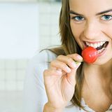 Micha scheint das Abbeißen zu ärgern: "Frauen beißen nur öffentlich vom Snack ab, um dem Rest der Welt zu zeigen, dass er sein Essen mit ihr teilt. So nach dem Motto: Ich habe ihn im Griff. Das macht sie nur um ihm die Tour bei anderen zu vermasseln. Generell sind Frauen so gepolt, dass sie unterbewusst jedem Mann in ihrer Begleitung alle Möglichkeiten zum Flirten vermiesen"