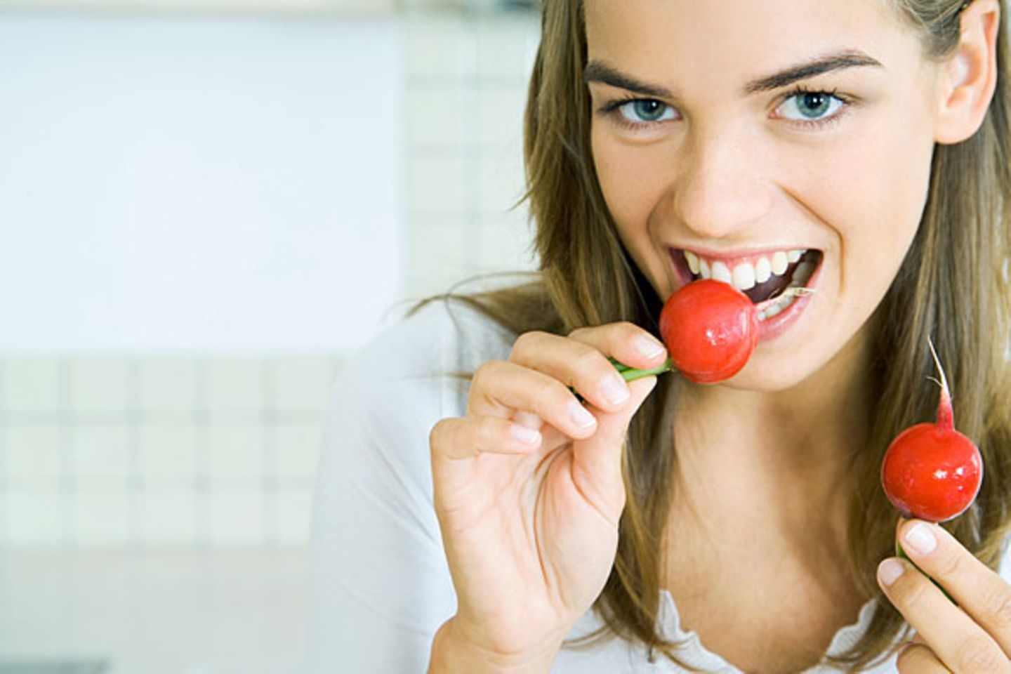 Micha scheint das Abbeißen zu ärgern: "Frauen beißen nur öffentlich vom Snack ab, um dem Rest der Welt zu zeigen, dass er sein Essen mit ihr teilt. So nach dem Motto: Ich habe ihn im Griff. Das macht sie nur um ihm die Tour bei anderen zu vermasseln. Generell sind Frauen so gepolt, dass sie unterbewusst jedem Mann in ihrer Begleitung alle Möglichkeiten zum Flirten vermiesen"