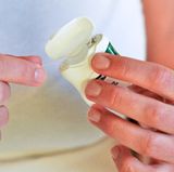 Einmal am Tag sollten sie Ihre Zähne mit Zahnseide reinigen: Wickeln Sie etwa 50 Zentimeter Faden um Ihren Mittelfinger und spannen Sie ihn über Zeigefinger und Daumen. Für den Unterkiefer spannen Sie die Seide über Mittel- und Zeigefinger. Streifen Sie mit dem Faden an den Flächen der beiden benachbarten Zähne behutsam mit sägenden Bewegungen auf und ab, am besten vom Zahnfleisch aus nach oben