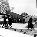 Marilyn Monroe    Sie war das Sexsymbol des 20. Jahrhunderts, doch glücklich wurde sie mit diesem Status nie. Am 5. August 1962 starb Marilyn Monroe an einer Medikamentenüberdosis, vermutlich war es Selbstmord. Sie wurde am 8. August in einem Bronzesarg in den Corridor of Memories im Westwood Village Memorial Park Cemetery in Los Angeles beigesetzt