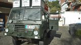 Immer mit dabei ist übrigens auch ein kleines Motorrad, um bei Ausfahrten für kleinere Touren mobil zu sein. Zugelassen ist der Wagen auf sieben Personen und darf maximal 3,5 Tonnen wiegen. "Es ist ein Spaßmobil, mit dem ich sogar in der Stadt fahren kann. Das war mir wichtig", sagt Wiersig. In Kisten auf dem Dach hat das Gefährt Platz für 600 Liter Stauraum