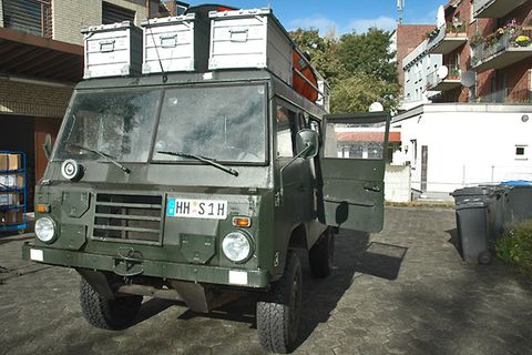 Immer mit dabei ist übrigens auch ein kleines Motorrad, um bei Ausfahrten für kleinere Touren mobil zu sein. Zugelassen ist der Wagen auf sieben Personen und darf maximal 3,5 Tonnen wiegen. "Es ist ein Spaßmobil, mit dem ich sogar in der Stadt fahren kann. Das war mir wichtig", sagt Wiersig. In Kisten auf dem Dach hat das Gefährt Platz für 600 Liter Stauraum