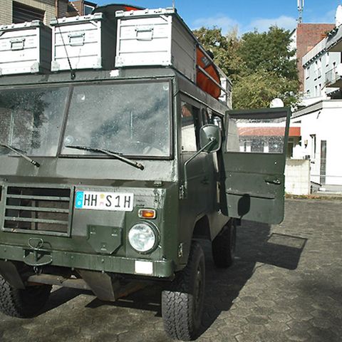 Immer mit dabei ist übrigens auch ein kleines Motorrad, um bei Ausfahrten für kleinere Touren mobil zu sein. Zugelassen ist der Wagen auf sieben Personen und darf maximal 3,5 Tonnen wiegen. "Es ist ein Spaßmobil, mit dem ich sogar in der Stadt fahren kann. Das war mir wichtig", sagt Wiersig. In Kisten auf dem Dach hat das Gefährt Platz für 600 Liter Stauraum