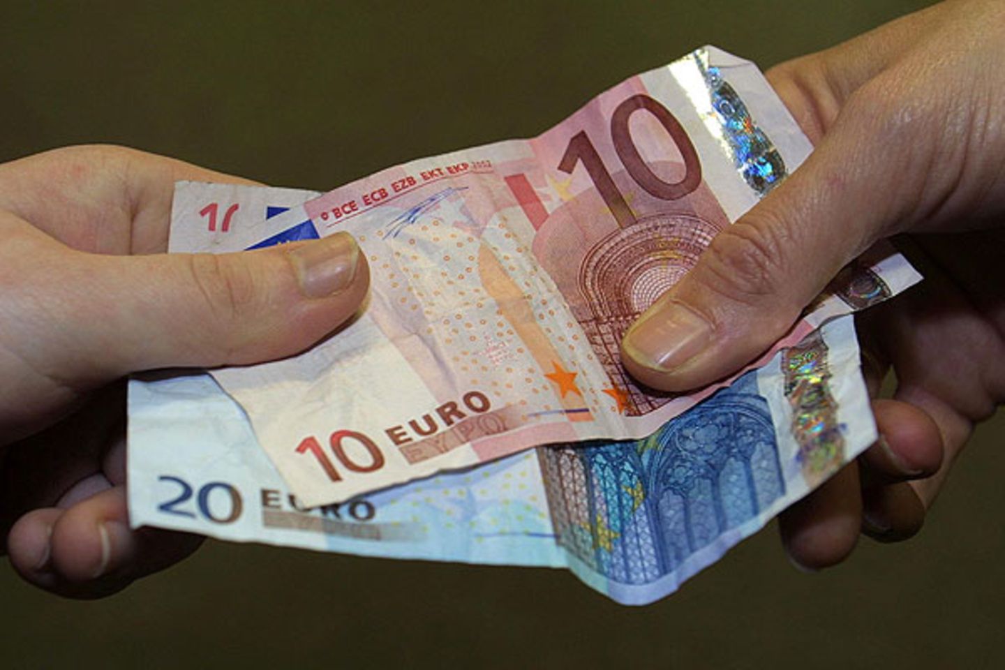 TV-Doku: Es heißt immer, Jugendliche wären heutzutage so reich wie nie zuvor. Doch am Taschengeld kann es nicht liegen: Ein 16-Jähriger bekommt im Schnitt nicht mehr als 30 Euro pro Monat Video: Das essen die Deutschen Es heißt immer, Jugendliche wären heutzutage so reich wie nie zuvor. Doch am Taschengeld kann es nicht liegen: Ein 16-Jähriger bekommt im Schnitt nicht mehr als 30 Euro pro Monat Video: Das essen die Deutschen