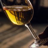 Trinken Sie keinen Alkohol. Sonst steigt das Risiko für Fehlbildungen des ungeborenen Kindes oder für eine Fehlgeburt. Suchen Sie professionelle Hilfe, wenn Sie auch während der Schwangerschaft nicht auf Alkohol verzichten können.