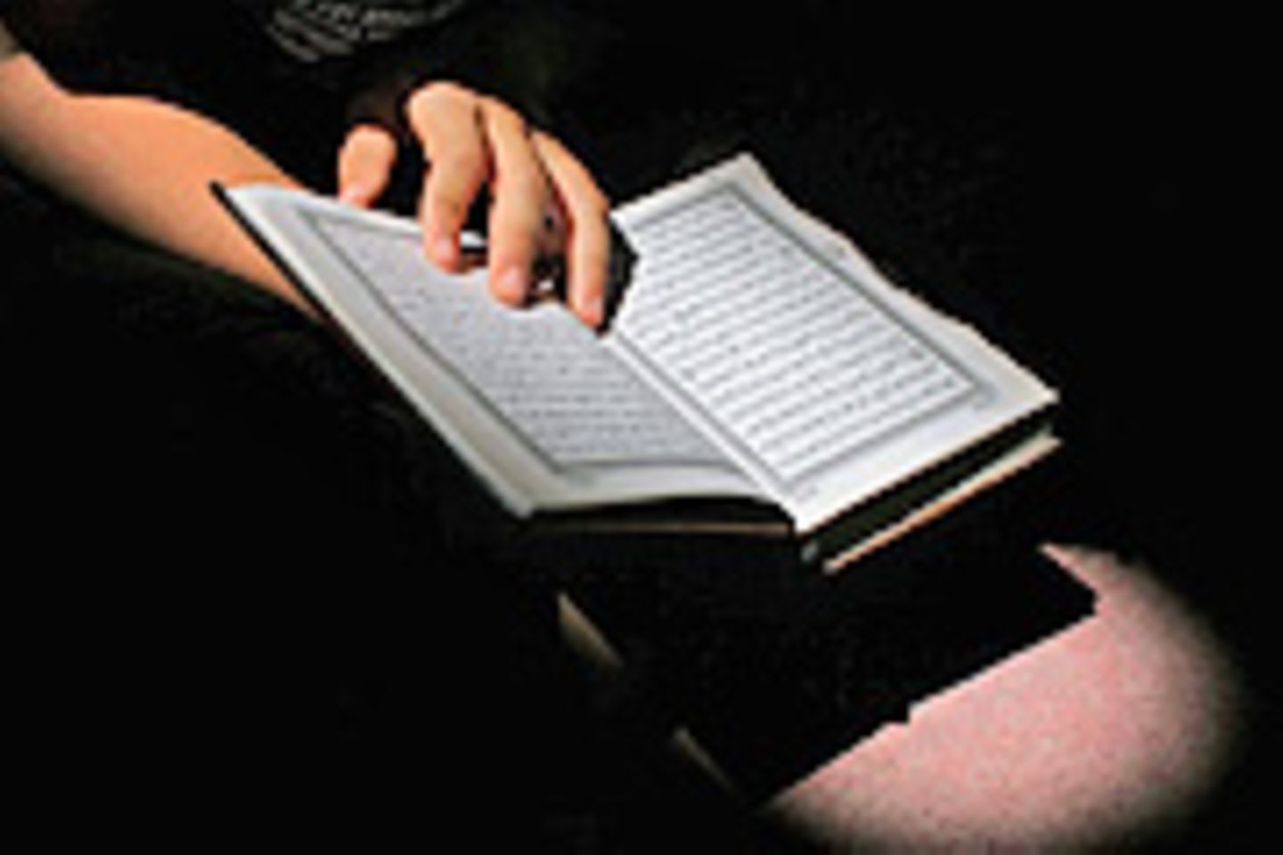 Blick in den Koran: Ein muslimischer Schüler muss laut einem Gerichtsurteil in einer Schule beten können