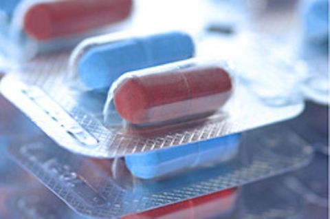 Antibiotika helfen bei bakteriellen Infektionen - zum Beispiel bei Mandelentzündungen, Harnwegsinfektionen oder Scharlach