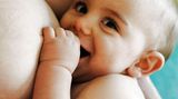 Eine Regel beim Stillen lautet: Das Kind kommt zur Mutter, nicht die Mutter zum Kind. Halten Sie Ihr Baby beim Stillen nah am Körper und schauen Sie nicht ständig auf das Kleine herab. Lassen Sie Ihre Schultern fallen, entspannen Sie den Nacken und richten Sie Ihren Blick in die Ferne. Das beugt Verspannungen vor.
