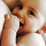 Eine Regel beim Stillen lautet: Das Kind kommt zur Mutter, nicht die Mutter zum Kind. Halten Sie Ihr Baby beim Stillen nah am Körper und schauen Sie nicht ständig auf das Kleine herab. Lassen Sie Ihre Schultern fallen, entspannen Sie den Nacken und richten Sie Ihren Blick in die Ferne. Das beugt Verspannungen vor.