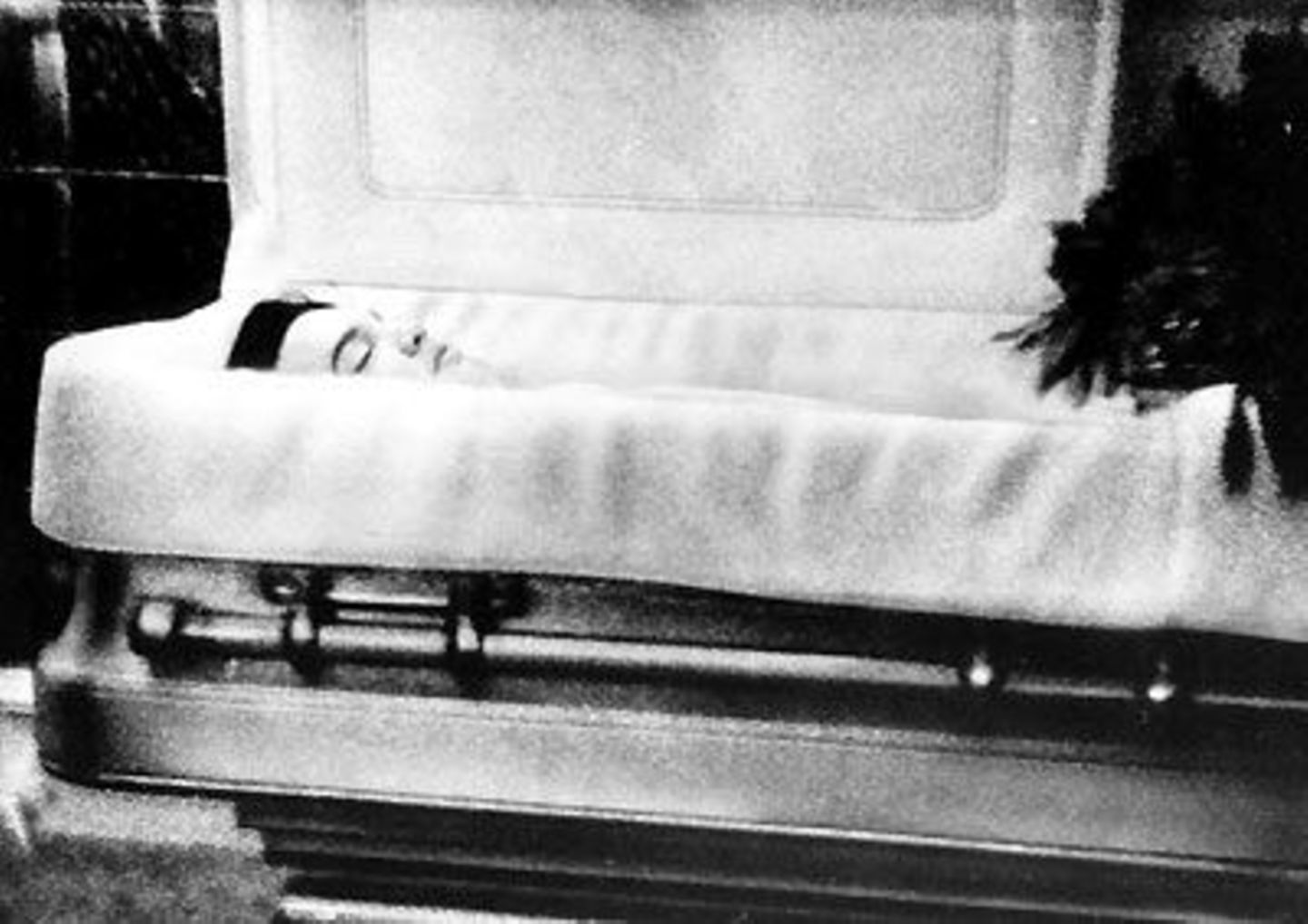 "The King is dead": Als Elvis im 16. August 1977 im Alter von nur 42 Jahren starb, hatte die Punk-Revolution schon ihren Lauf genommen und war über die alten Rock-Helden hinweggefegt