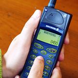 Mit farbiger Hülle, aber einem winzigen zweizeiligen und einfarbigem Display: das Ericsson A1018s aus dem Jahr 1999