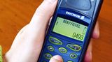 Mit farbiger Hülle, aber einem winzigen zweizeiligen und einfarbigem Display: das Ericsson A1018s aus dem Jahr 1999