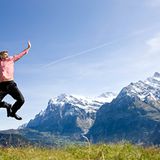 1976 erklärte der britische Astronom Patrick Moore in einer Sendung der BBC, dass an diesem Tag um 9.47 Uhr die Erdanziehung nachlassen würde - da Pluto exakt hinter Jupiter stünde. Moore riet den Zuschauern, genau in dieser Minute hochzuspringen und die Freuden der Schwerelosigkeit zu genießen. Das Experiment fand seine Probanden, hunderte von Anrufern bestätigten der BBC ihren Erfolg