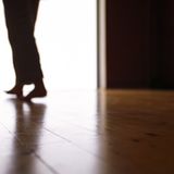 Zeigen Sie Verständnis, aber nehmen Sie dem Rückenkranken nicht alles ab. Schließlich tut Bewegung gut. Das gilt auch für die kleinen Wege zwischen Wohnzimmer und Küche.