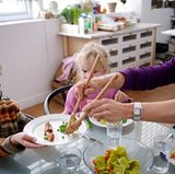 Essen Sie zu festen Zeiten gemeinsam mit Ihrem Kind - genießen Sie die drei Hauptmahlzeiten an einem Esstisch, ohne dass Fernseher oder Computer ablenken. Essen dient nicht nur der Nahrungsaufnahme, sondern sollte Spaß machen und ein festes Ritual innerhalb der Familie sein.
