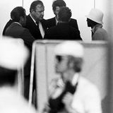 Die größte Herausforderung in seiner Amtszeit war die Geiselnahme israelischer Sportler bei den Sommerspielen 1972 in München. Genscher (2. von links) verhandelte persönlich mit den arabischen Terroristen und bot sich selbst als Geisel an. Doch die spätere Befreiungsaktion endet im Desaster: Alle neun Geiseln, fünf Terroristen und ein Polizist werden getötet.