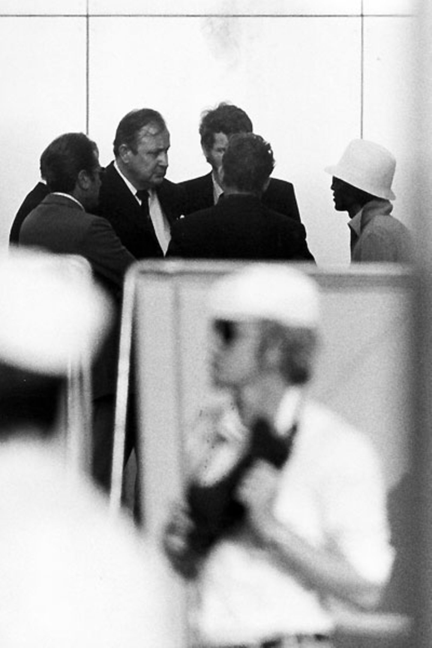 Die größte Herausforderung in seiner Amtszeit war die Geiselnahme israelischer Sportler bei den Sommerspielen 1972 in München. Genscher (2. von links) verhandelte persönlich mit den arabischen Terroristen und bot sich selbst als Geisel an. Doch die spätere Befreiungsaktion endet im Desaster: Alle neun Geiseln, fünf Terroristen und ein Polizist werden getötet.